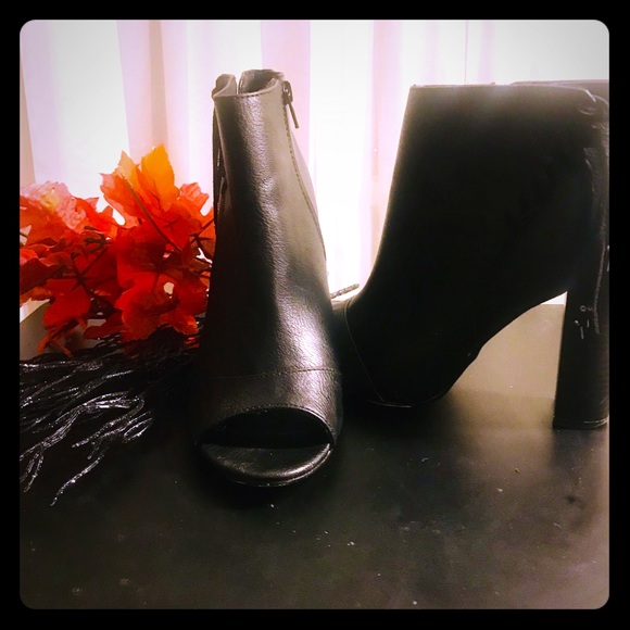 🍁✨EUC Express Black tassel &peep toe booties 🍁✨ - Picture 1 of 5